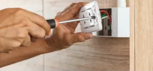 Cuánto cobra un electricista por cambiar un enchufe