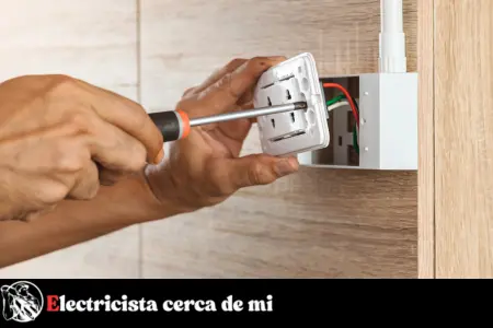 Cuánto cobra un electricista por cambiar un enchufe